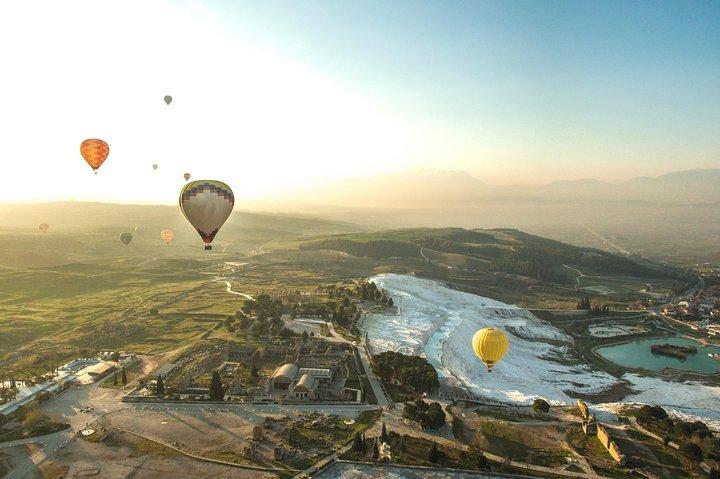 Pamukkale: Sunrise Balloon Flight Above Travertines & Ruínas