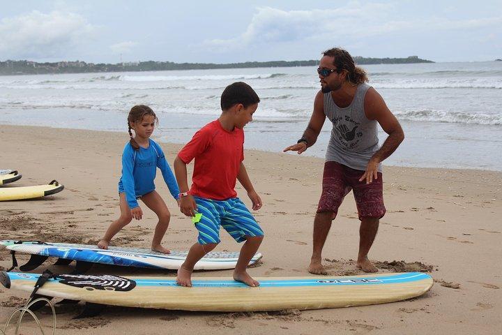 Playa Grande Surf Lessons sur une plage isolée