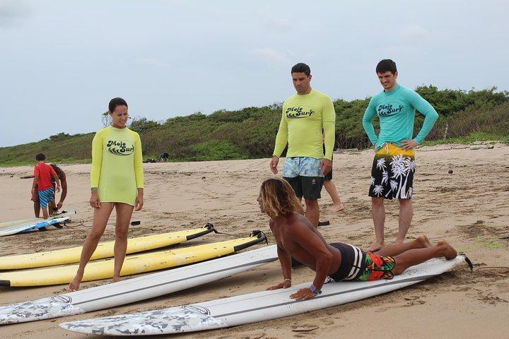 Playa Grande Surf Lessons sur une plage isolée