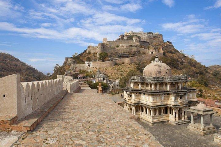 Transfert privé d'Udaipur à Jodhpur via le temple Jain et le fort de Kumbhalgarh