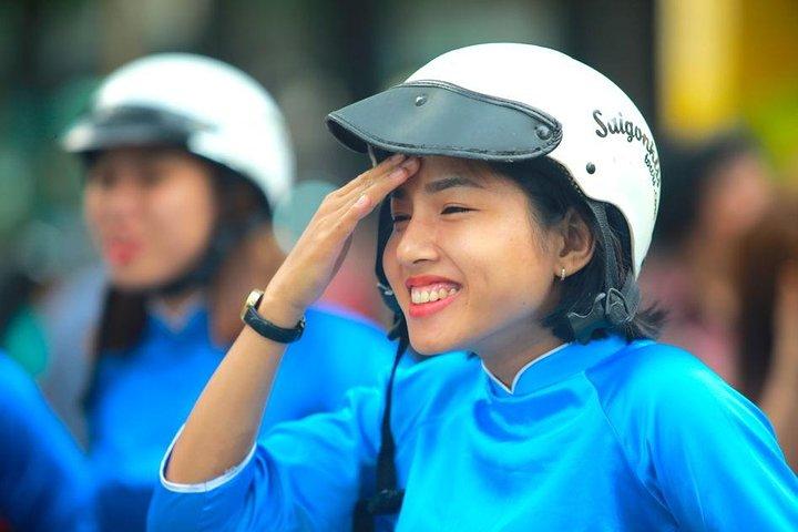 Junte-se a uma gangue de garotas de motocicleta em um passeio pela cidade de Ho Chi Minh