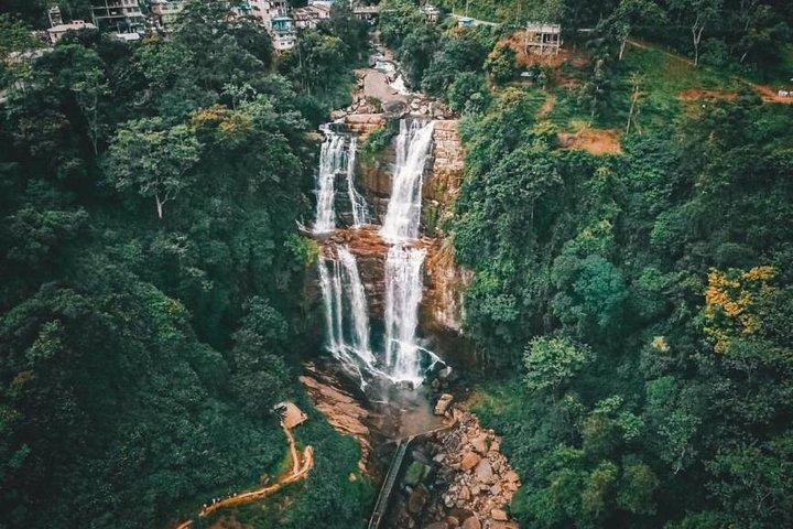 Watervallen die van Kandy met Vakantielopers Sri Lanka jagen
