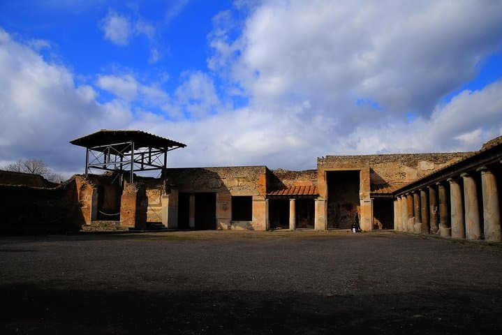 Small Group Guided Walking Tour of Ancient Pompeii Highlights
