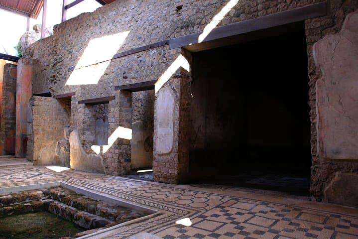 Small Group Guided Walking Tour of Ancient Pompeii Highlights