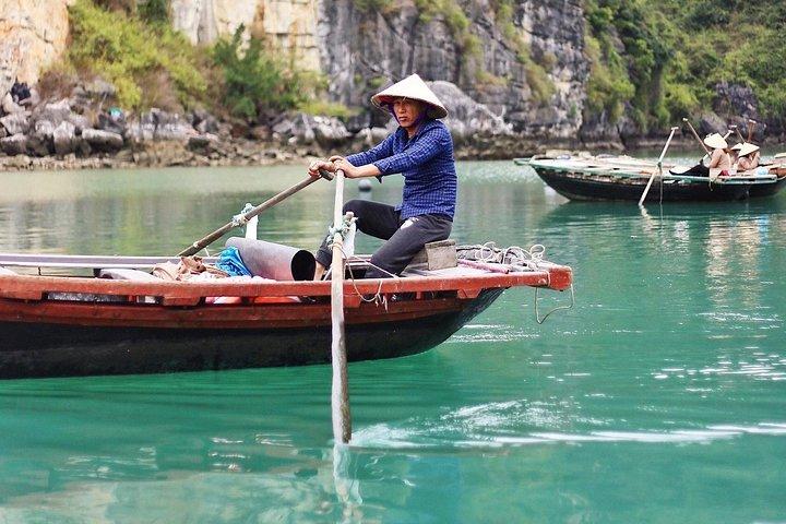 Titop島とルオン洞窟でのカヤックでハロン湾への遠足