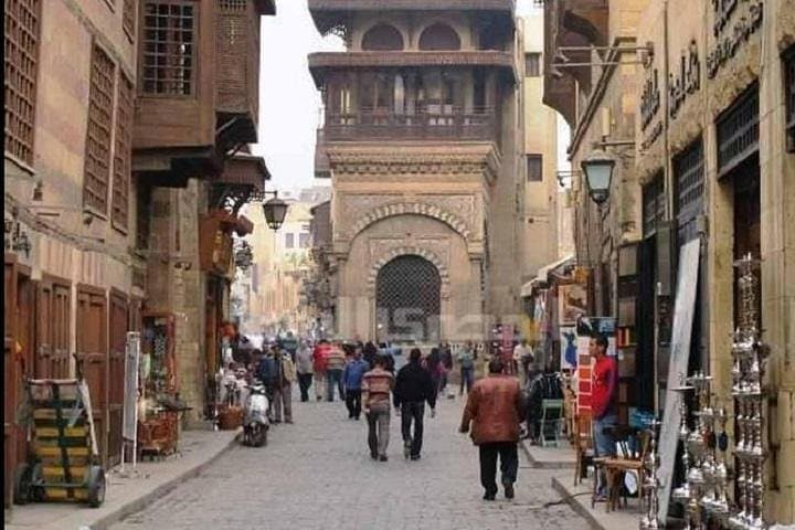 Private Tour to El Moez St. and Al Azhar Park.