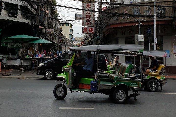 Tour gastronomico serale di Bangkok con degustazione di Songwad Street