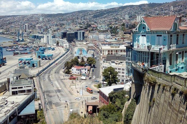 Tour in Valparaiso: Street Art, funiculars and port