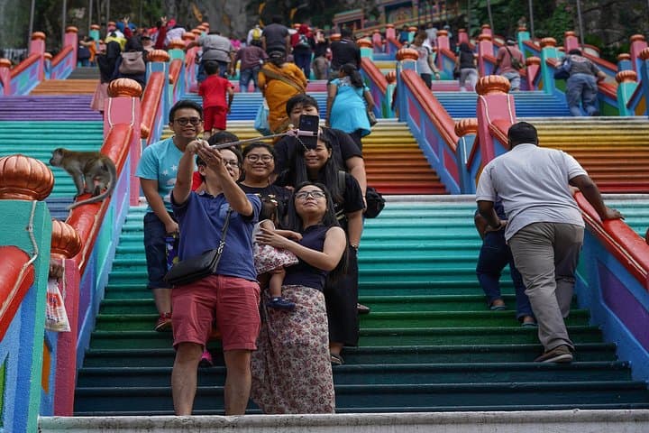 Private Tour Kuala Lumpur with Petronas Twin Towers Observation Deck & Batu Cave