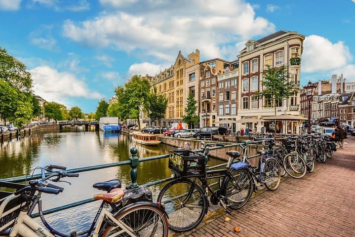 Private Tour: Amsterdam City Walking Tour and Canal Cruise
