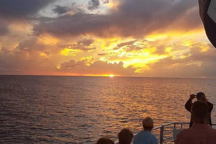 Croisière au coucher du soleil sur les dauphins à Panama City Beach sur le "temps de l'île"