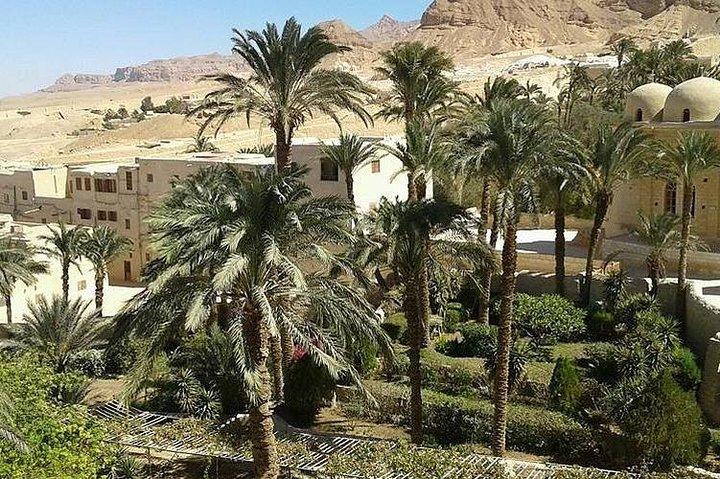 Private Full-Day Red Sea Monasteries Tour vanuit Cairo