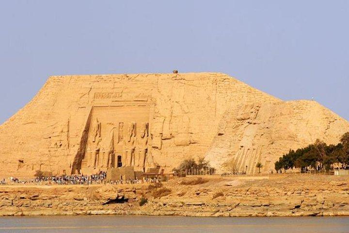 Tour privato: Abu Simbel in minibus da Assuan