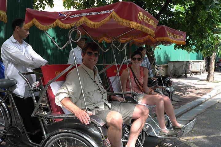 (5 horas) Tour especial 3 en 1: Cyclo, Street Food Tour y Foot Spa