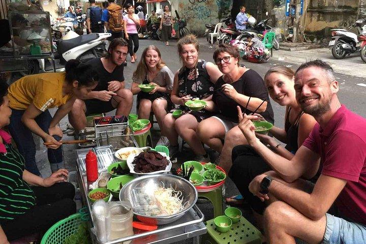 (5 horas) Tour especial 3 en 1: Cyclo, Street Food Tour y Foot Spa