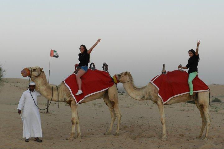 Abendliche Dubai Desert Safari mit Quad Bike & Sandboarding