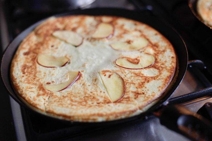 美しいアムステルダムのカナルハウスでオランダのパンケーキ作りを学ぶ