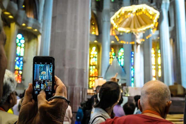 Barcelona Highlights & Sagrada Familia Tour: Priority Access