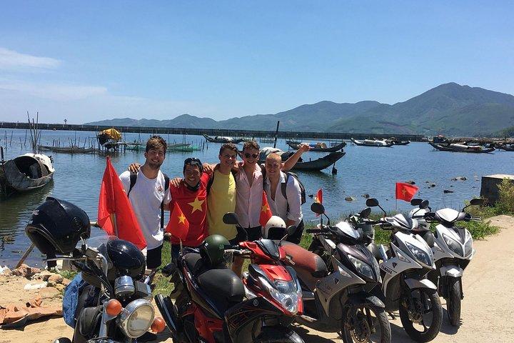 Moto Experience Hue to Hoi An Over Via Hai Van pass con Amazing Easy Rider