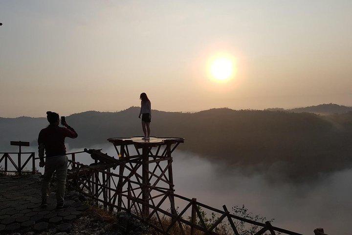 Panguk Sunrise & Jomblang Cave Tour de Yogyakarta