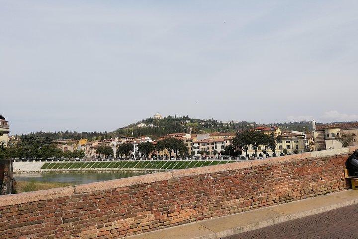 Une charmante visite de la ville sans stress en petit groupe de Vérone avec un guide local