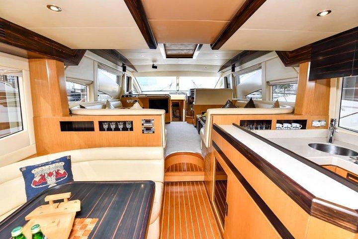 Privé overnachting in Dubai aan boord van luxe minijacht