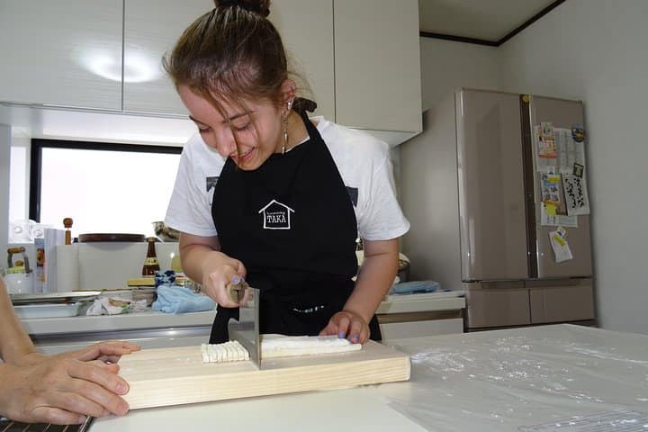 Experience all of Japanese culture and Japanese food experience classes "origami, udon, Japanese food, green tea, calligraphy" in 4 hours