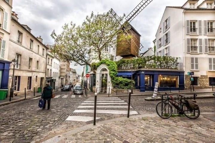 Montmartre Guided Tour with Sacré Cœur Church & City Views
