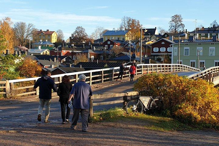 Excursão privada pela cidade de Helsínquia e Porvoo Medieval de carro de luxo