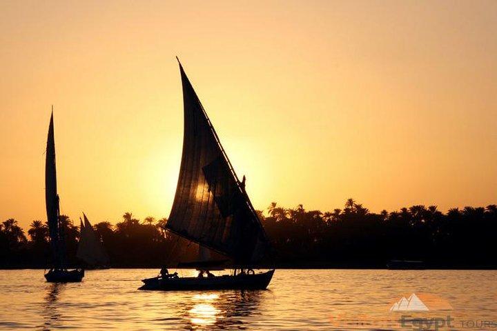 Tour di un giorno alle piramidi di Giza e tour al tramonto in feluca al Cairo