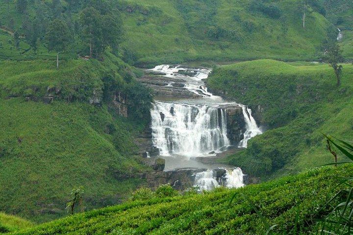 Watervallen die van Kandy met Vakantielopers Sri Lanka jagen
