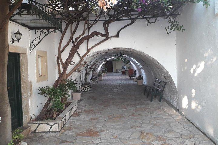 Passeio pela cidade de Paleokastritsa e Corfu
