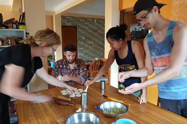 ネパールのモモまたはダルバート料理教室(Cook with Delight)