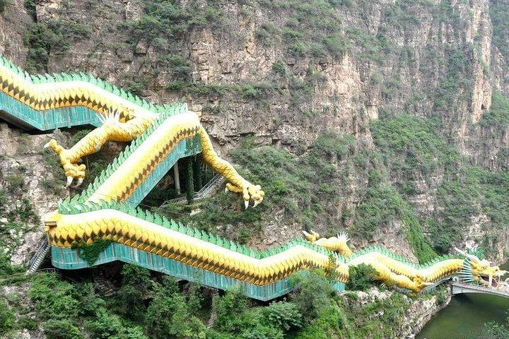 Longqingxia Gorge CruiseとBadaling Unrestored Great Wall Private Day Tour
