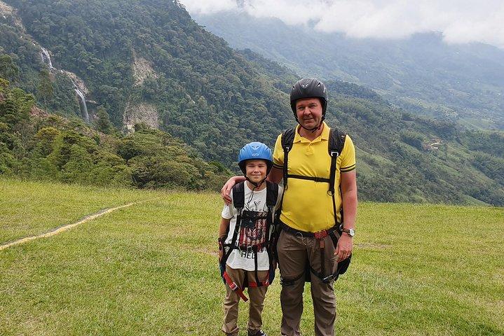 Fun RAFTING + Awesome PARAGLIDING über riesige Wasserfälle von MEDELLIN