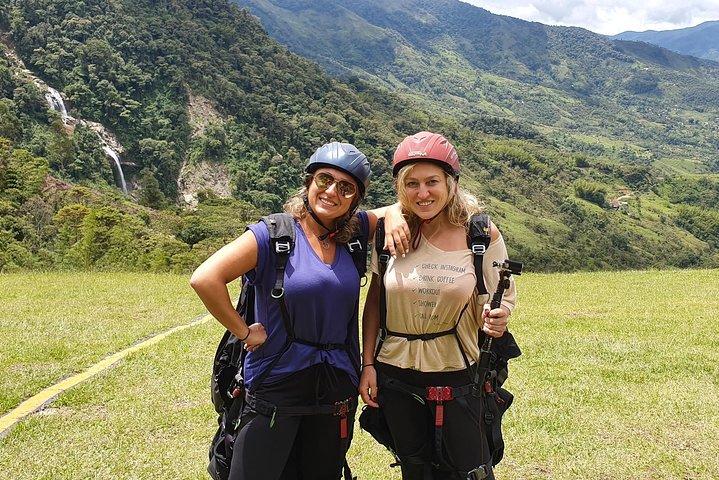 Fun RAFTING + Awesome PARAGLIDING über riesige Wasserfälle von MEDELLIN