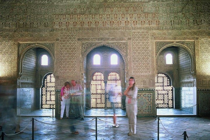 Alhambra Complete: Ticket Skip-the-Line Nasrid Palace and Generalife with Guide