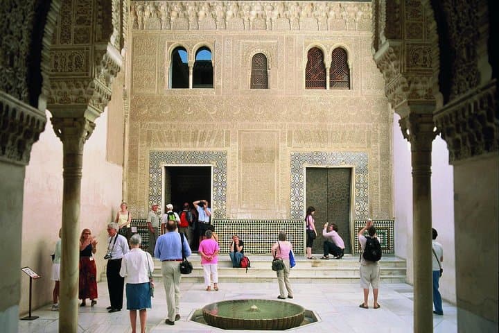 Alhambra Complete: Ticket Skip-the-Line Nasrid Palace and Generalife with Guide