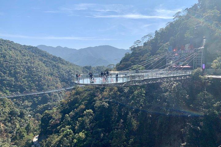 広州からGulong Canyon Glass Bridgeへのプライベートツアー