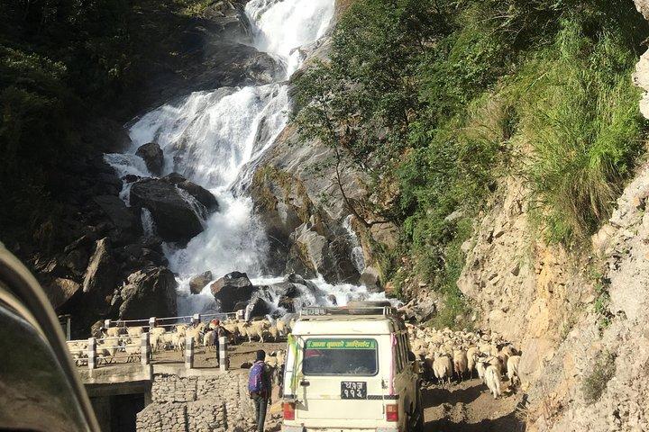 ポカラからMUSTANG-Jomsom / Muktinathへの3日間の4WDプライベートジープドライブ
