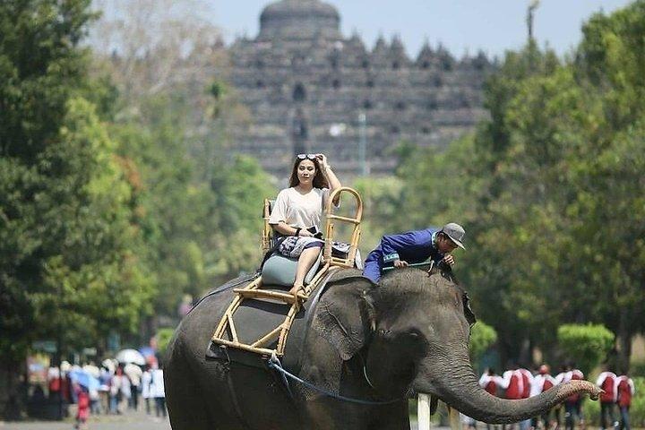 ジョグジャカルタ市からのボロブドゥールとプランバナンツアー