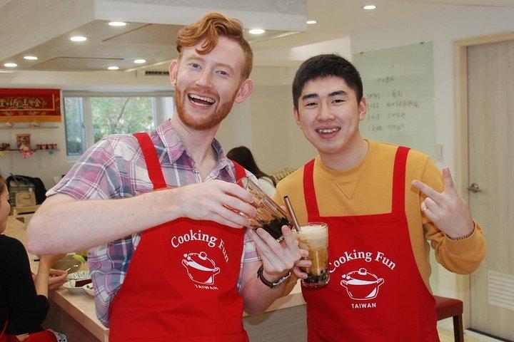 台湾の伝統グルメ体験「小籠包、ごま油のしいたけ鶏にゅうめん、細切り押し豆腐の冷製あえ物、タピオカミルクティー」台湾料理、美食、小吃體驗