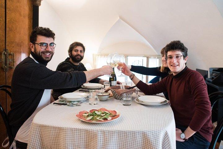 Experiência de jantar e show cozinhar em um local em Rimini