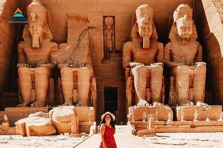 Tour guidato privato di un giorno ai templi di Abu Simbel da Assuan in volo