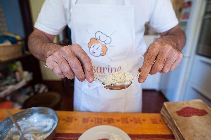 Cesarine: lezione di cucina casalinga e pasto con un locale a La Spezia