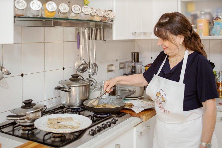 Cesarine: lezione di cucina casalinga e pasto con un locale a La Spezia