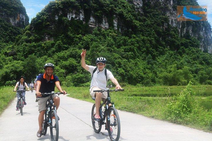 Mua Cave - Tam Coc - Bich Dong Day tour med transfer, lokal familj & cykel