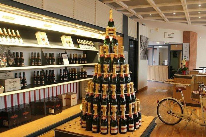 パリからシャンパーニュ エペルネへの往復 10 時間のプライベート トランスファー。最高の提案!