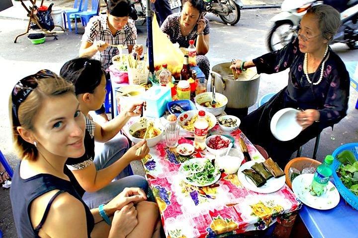 Esperienza gastronomica locale di Ho Chi Minh in auto (privata e all-inclusive)