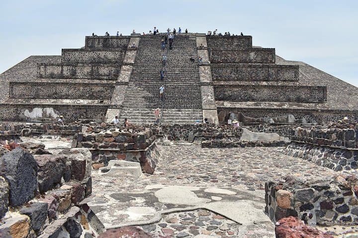 Small VIP Group: Teotihuacan Pyramids and Shrine of Guadalupe with lunch
